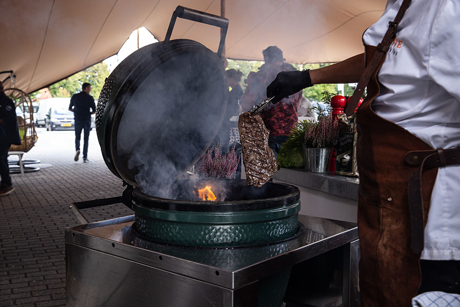 Flat-iron-steak-green-egg