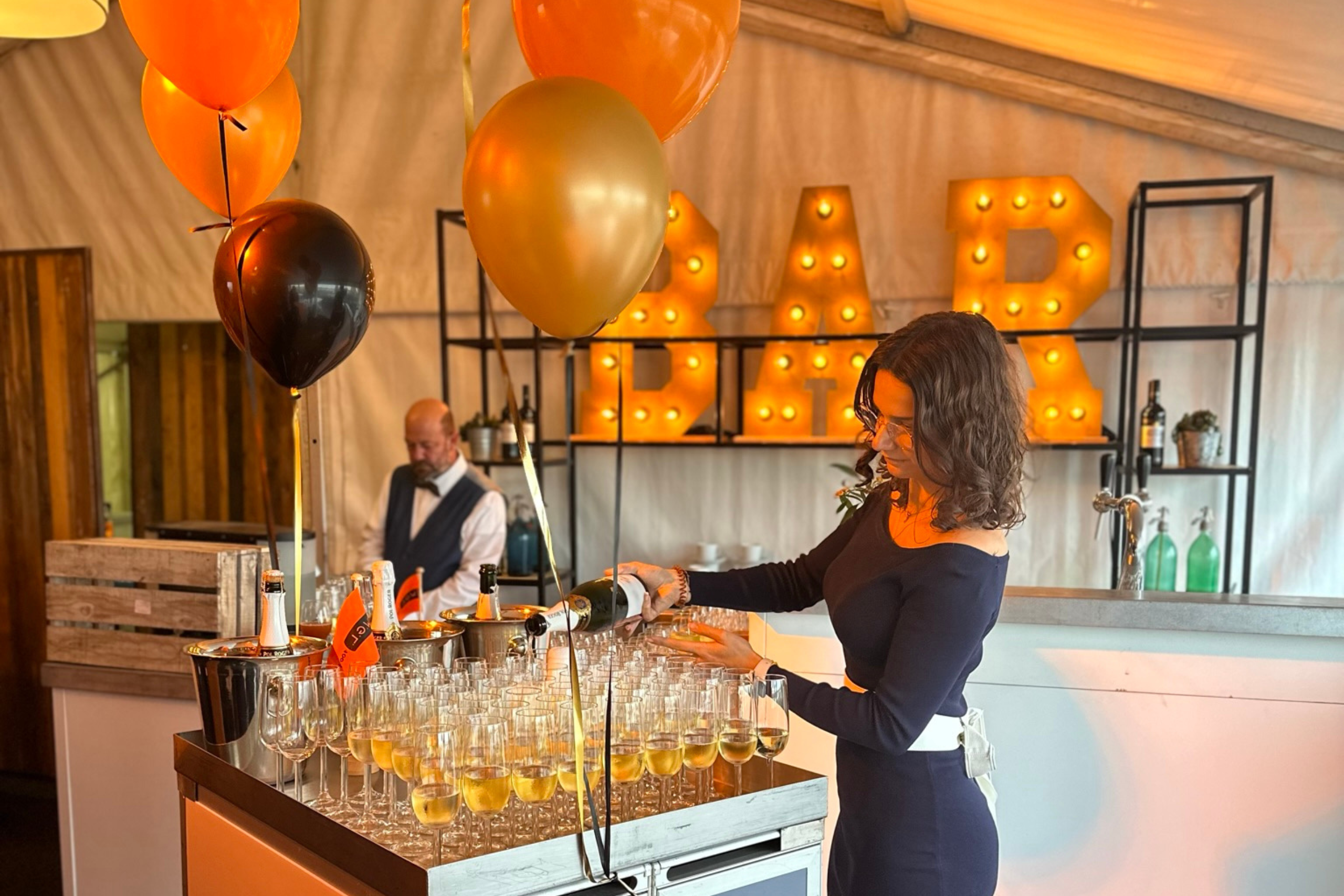 Koninklijk Wijgula champagne vanuit vliegtuigtrolley.