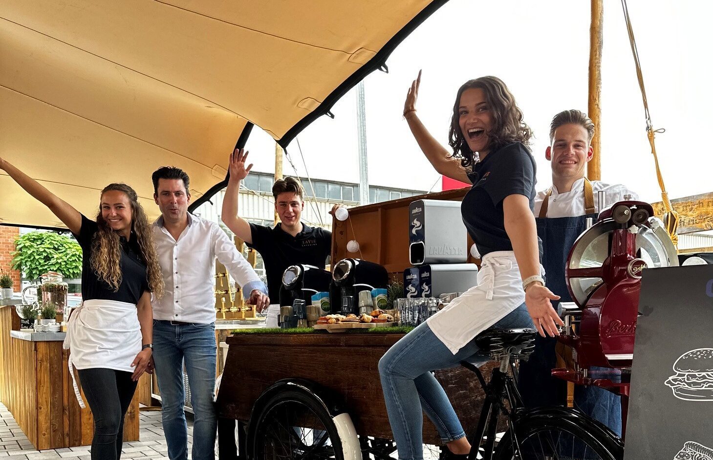 Teamfoto op fiets bij Dealerdagen Koninklijke Gazelle