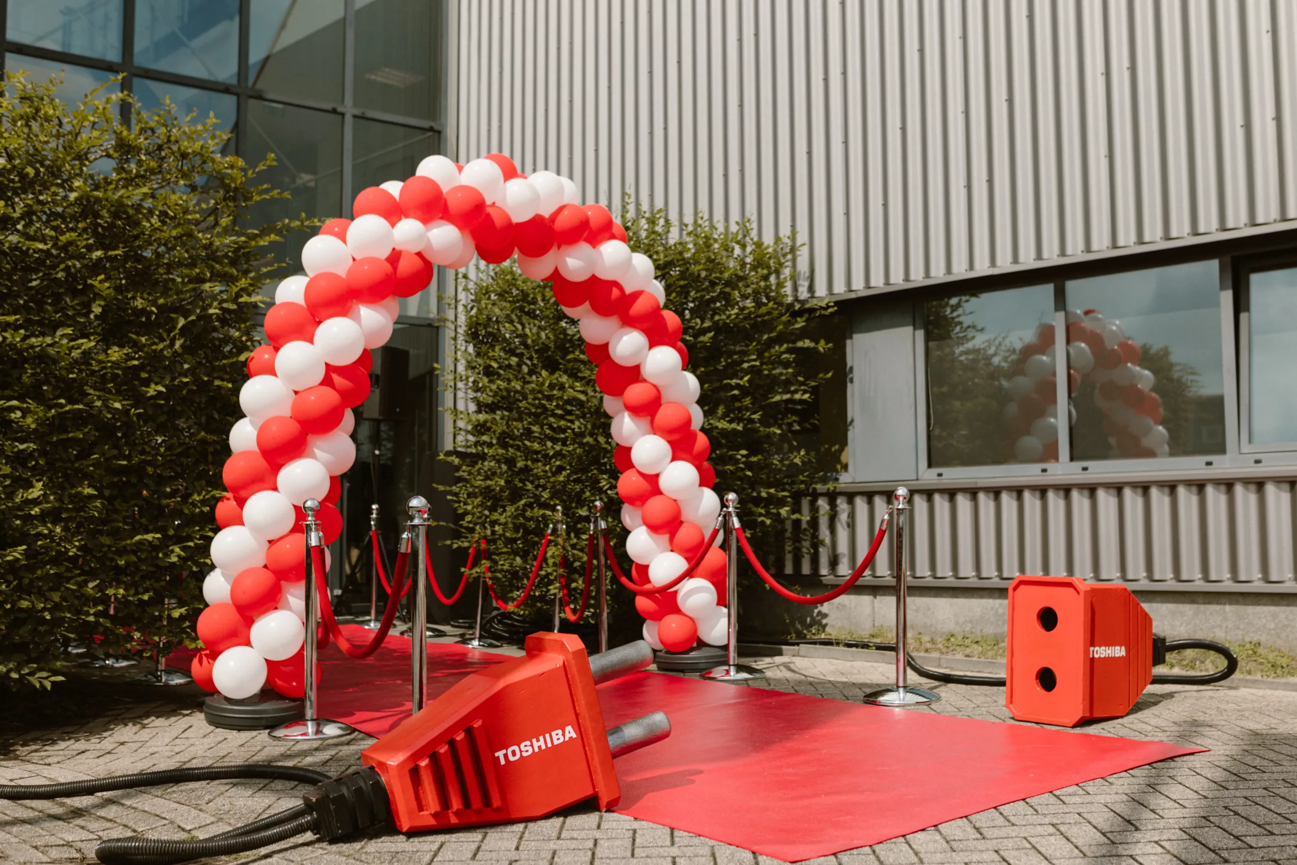 LaVie Catering bij Toshiba ingang met ballonnen LaVie Catering bij Toshiba ingang met ballonnen