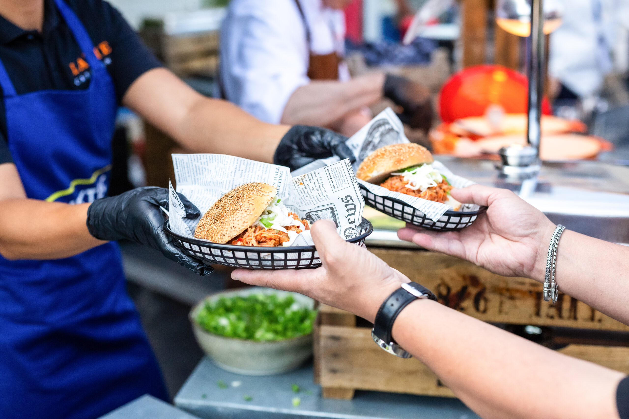 Streetfood catering met diverse gerechten tijdens evenement