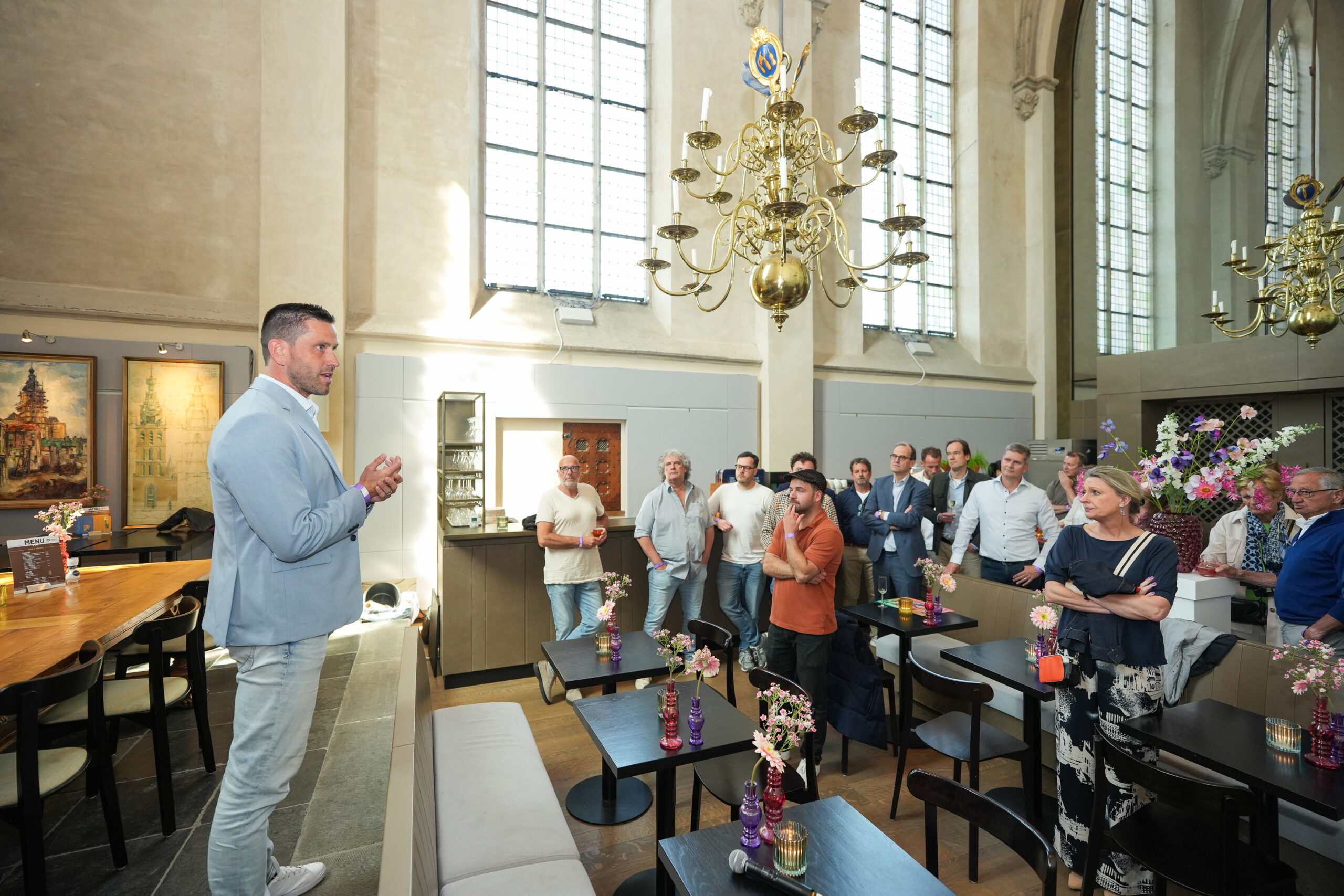 Catering tijdens zakelijke bijeenkomst met gasten en gerechten
