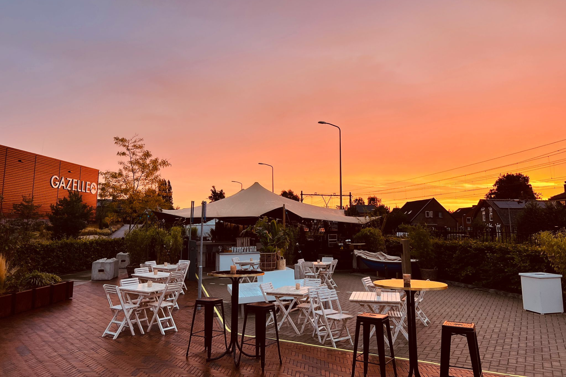 Event meubilair met tafels en lounge setting op zakelijk event