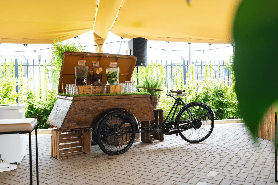 Multifunctionele Bakfiets foodtruck met warme dranken op event