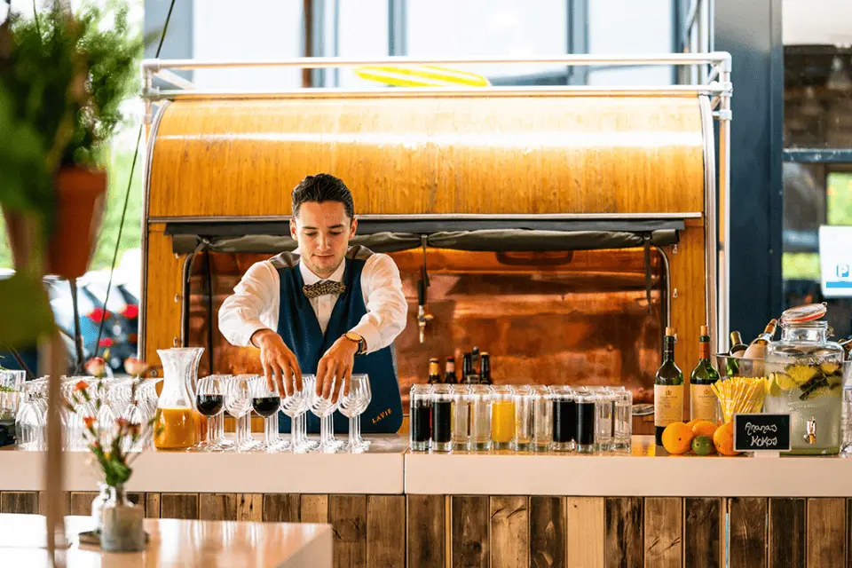 Biercaravan compacte foodtruck met bierbar op zakelijk event