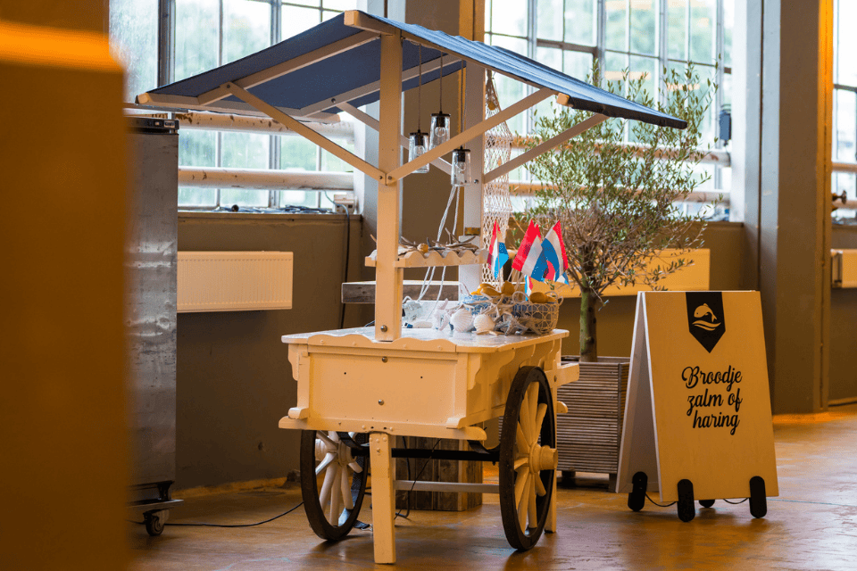 Haringkar foodtruck met vers geserveerde haring op zakelijk event