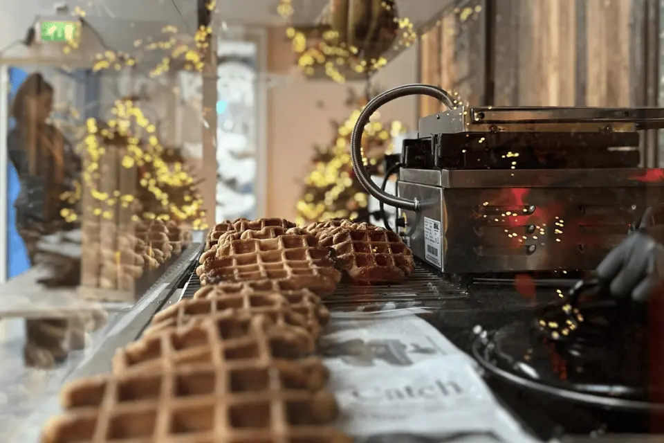 Wafelkar mobiele foodtruck met verse wafels op zakelijk event