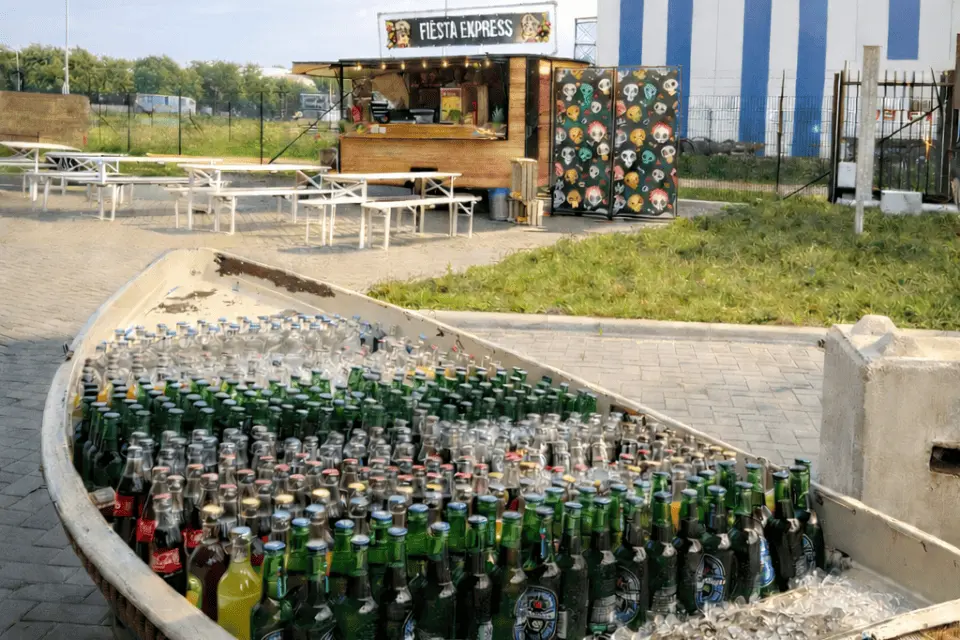 Unieke drankboot met frisdrank, bier en wijn op zakelijk event