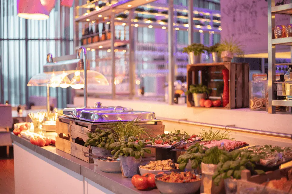 Catering buffet met diverse gerechten tijdens zakelijk event