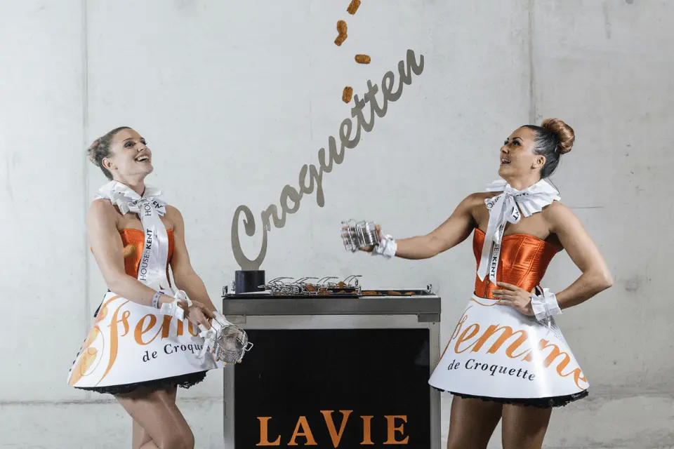 Vliegtuigtrolley met croquetten live geserveerd tussen gasten op event