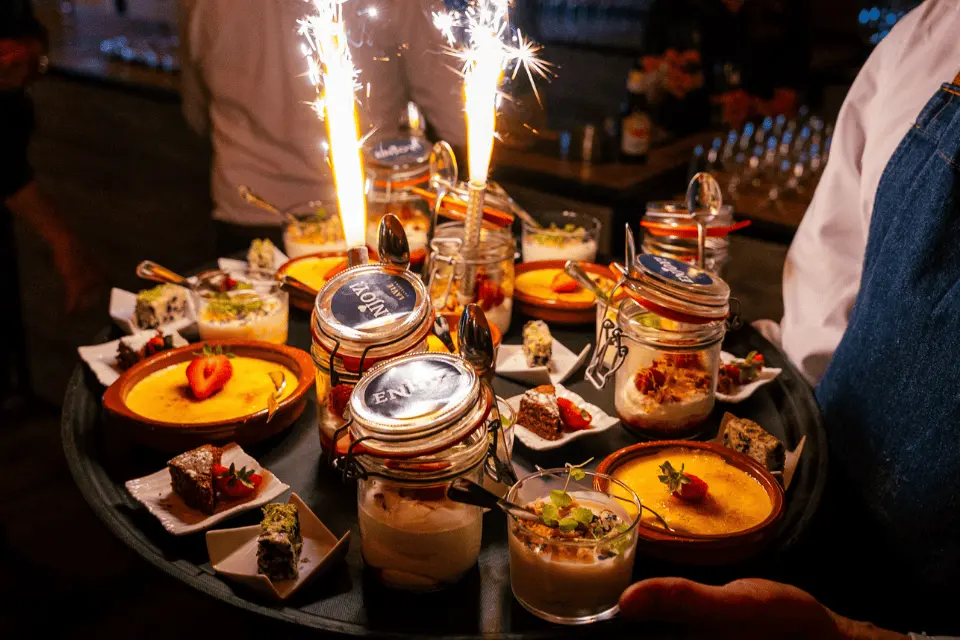 Dessert Plateau met diverse desserts geserveerd tussen gasten tijdens walking dinner