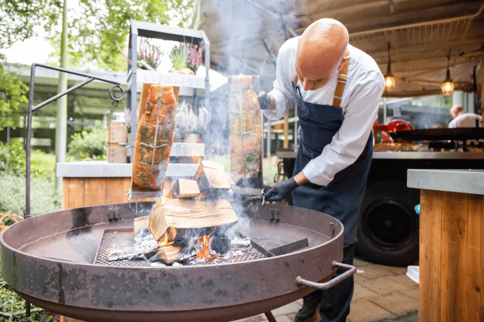 Thrill & Grill foodconcept met live cooking van vlees en zalm op bedrijfsfeest