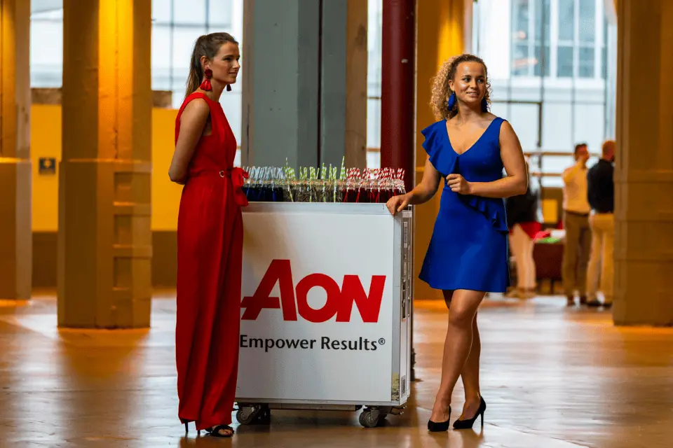 Vliegtuigtrolley met diverse gerechten tijdens walking dinner op beurs of event