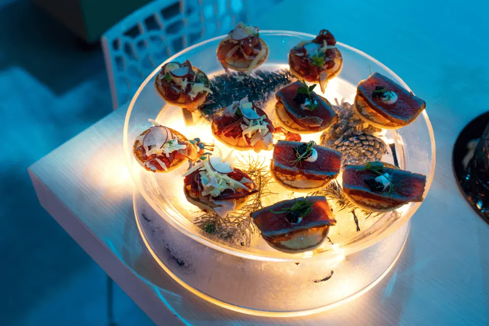 Zwevende blini’s met zalm, ossenhaas en kaviaar tijdens luxe walking dinner