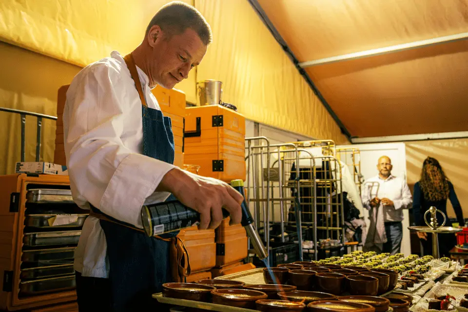 Event meubilair met tafels en lounge setting op zakelijk event