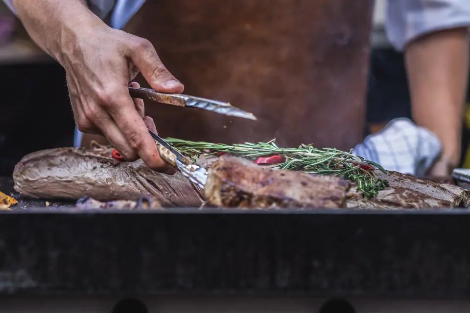 Barbecue catering met grillgerechten tijdens evenement