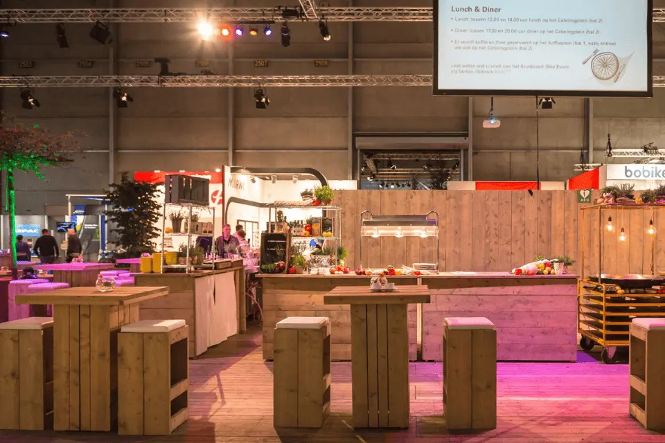 Catering op beurs met hapjes en drankjes voor bezoekers