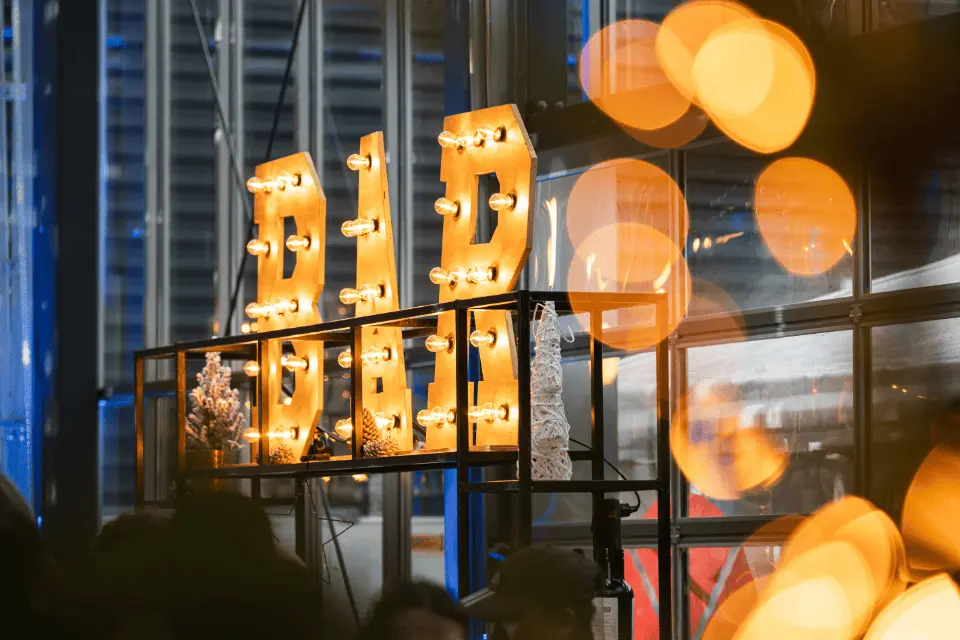 Event meubilair met tafels en lounge setting op zakelijk event