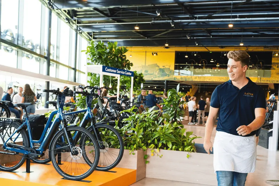 Catering tijdens productpresentatie met gasten en hapjes