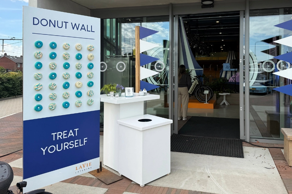 Blauw-witte Donut Wall met luxe donuts als ontvangst tijdens zakelijk event