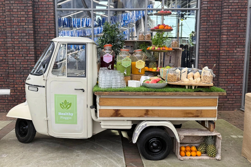Healthy Piaggio foodconcept met verse sappen, fruit en gezonde bites op zakelijk event